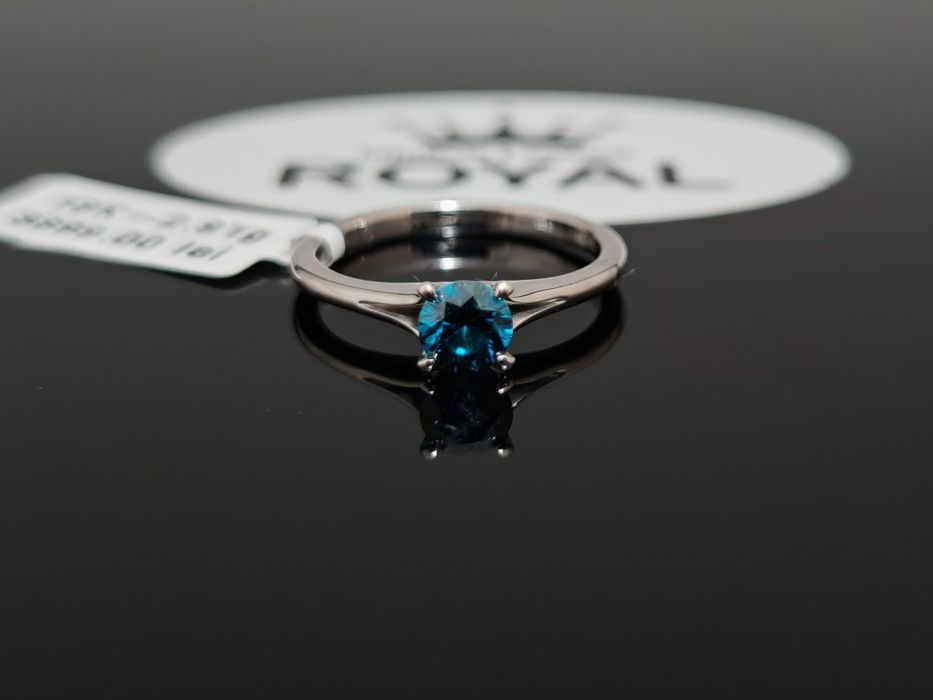 Bijuteria Royal CB : Inel cu DIAMANT albastru, aur alb 18K 2,91 gr 585