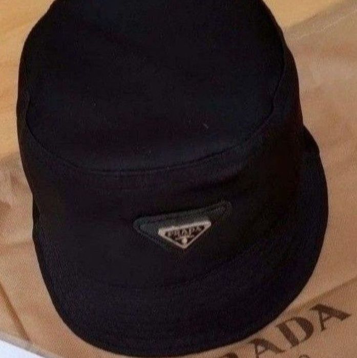 PalarPrada,model, material impermeabil,mărime universala, logo metalic