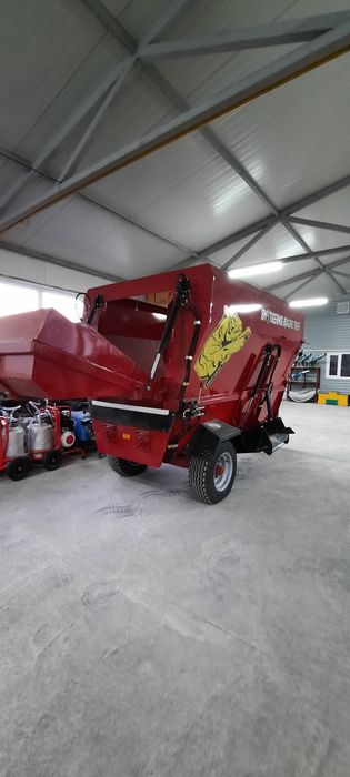 Кормораздатчик (кормосмеситель)