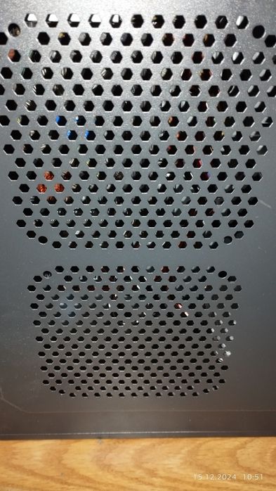 Настолен компютър с монитор и клавиатура