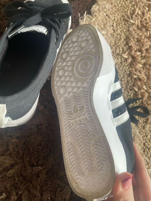 Vând pantofi adidas