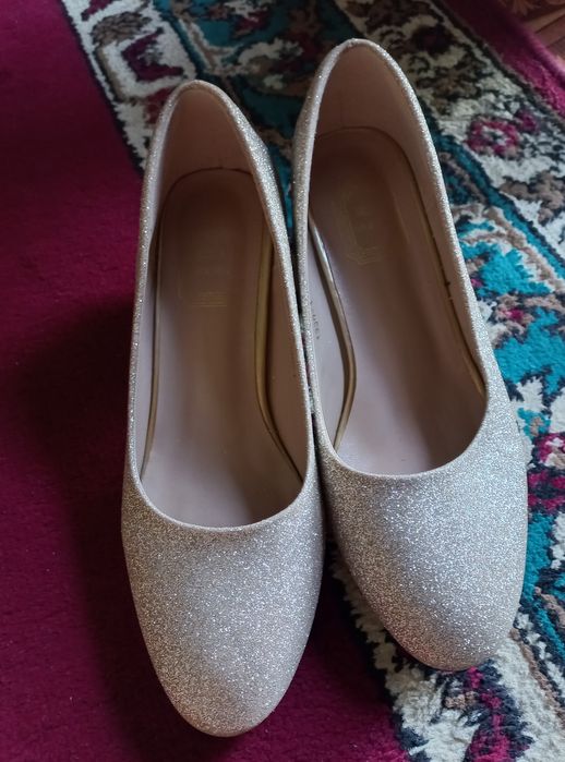 Kelinlar oyoq kiyimi