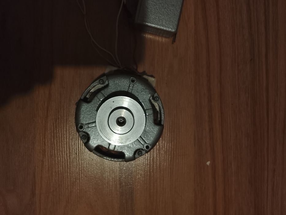 Vând motor pentru magnetofon Mayak-203..