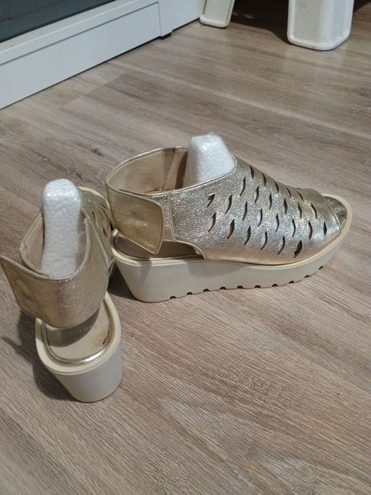Продавам златни дамски кожени сандали.