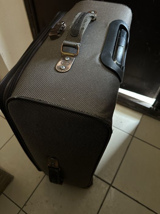 Продам недорого чемодан