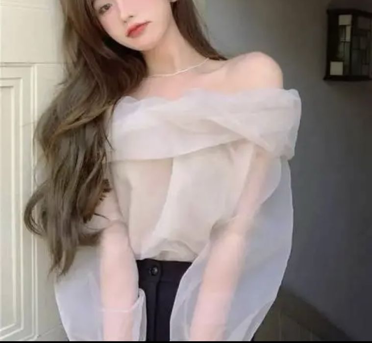 Белая рубашка с пышными рукавами.