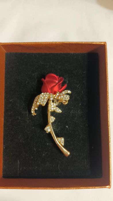 Красиви брошки за всеки тип дреха