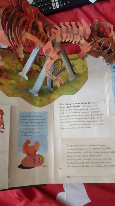 carte pop up dinozauri in limba engleza