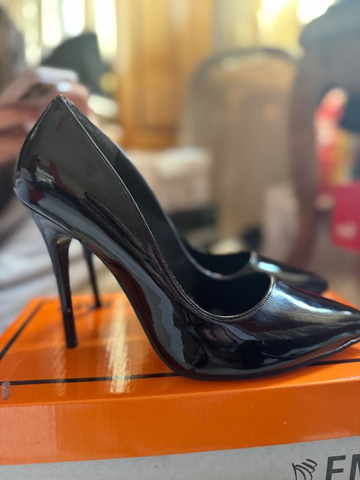 Обувки на висок ток