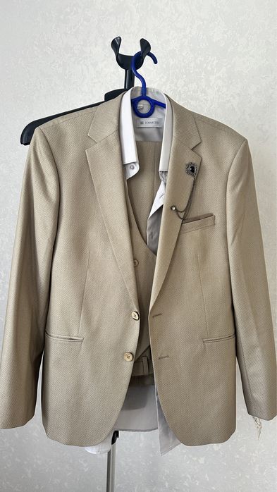 Костьюм тройка в отличном состоянии!