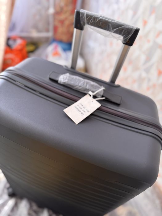 Продам новый чемодан