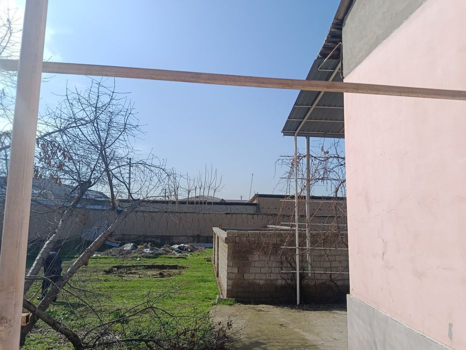 Uy xovli sotiladi