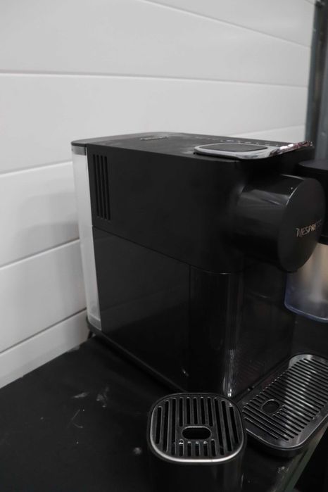 Кафемашина Nespresso De'Longhi EN510.B Lattissima Shadow Black