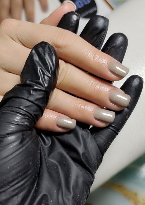 Мастер по маникюру и педикюру.