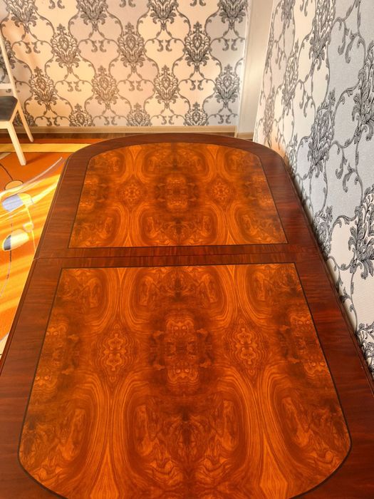 Стол из красного дерева