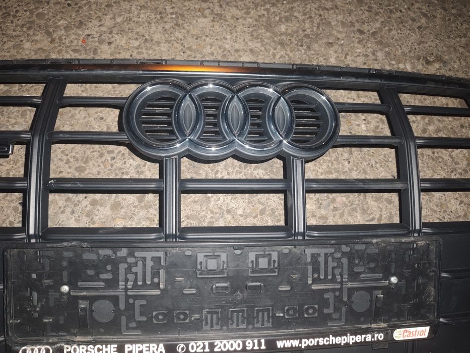 Vând grilă față centrală pentru Audi Q5 2024, culoare neagră, model conform pozelor.