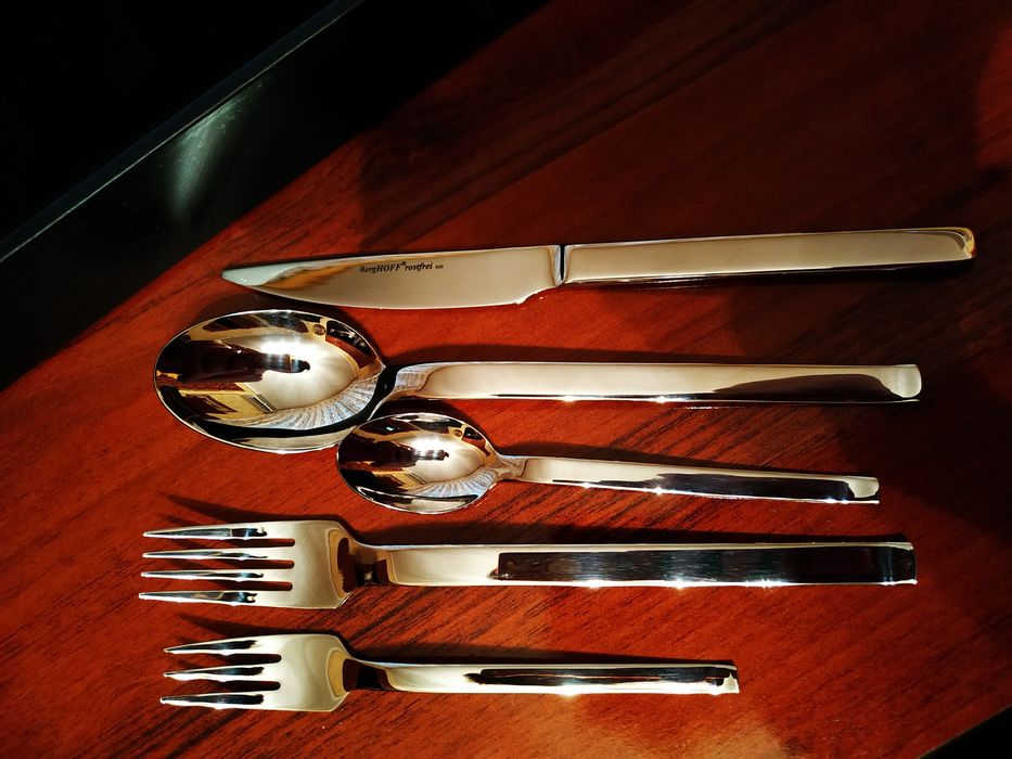 Набор столовых приборов "BergHoff". Подарочный. Новый