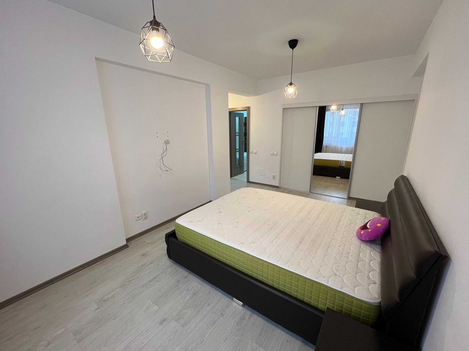 Proprietar inchiriez apartament cu 3 camere, 2 dormitoare, 2 bai, loc parcare, centrala, AC, balcon, camera dresing