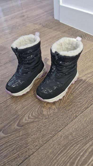 Продам зимние сапожки на девочку.