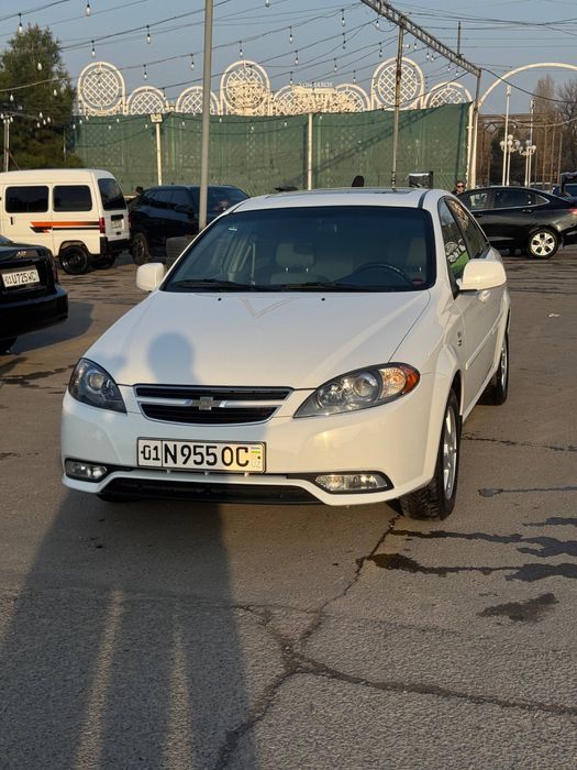 Jentra rangi oq 2023 yil 68000 yurgan pozitsiya Eng full luyk abez bor