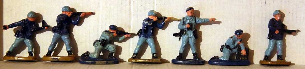 Продавам колекция от пластмасови и метални играчки - войници и животни