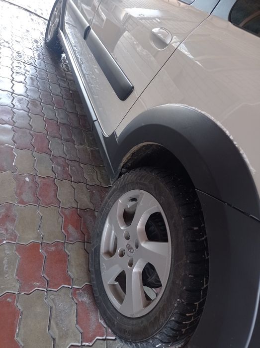 Машина Largus Cross белый