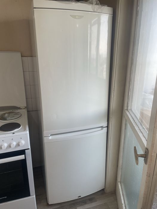 продавам работещ хладилник zanussi
