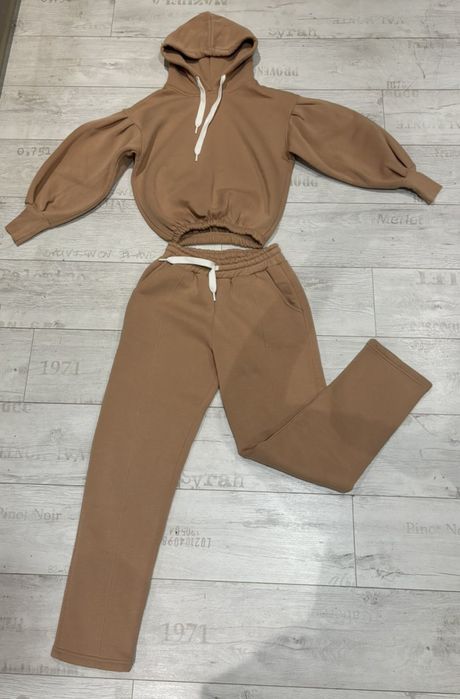 Дамски ватиран спортен комплект.