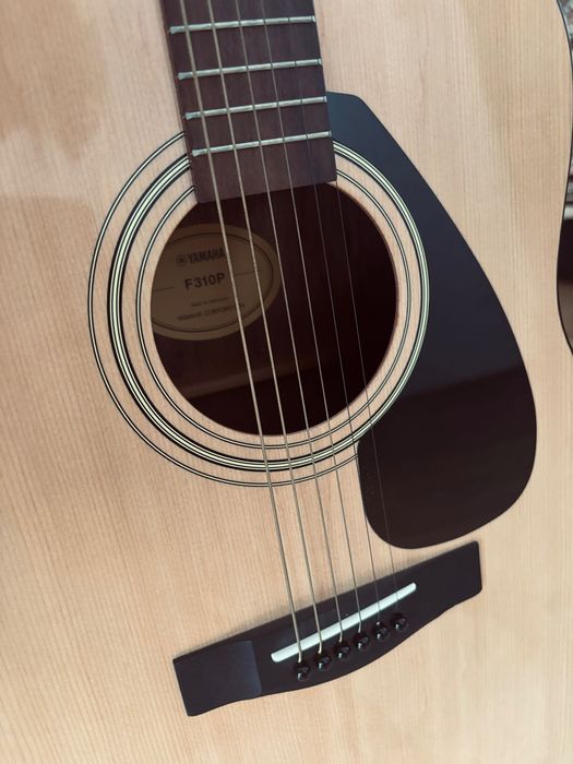 Chitara acustica Yamaha F310P + stativ, set corzi noi, capodastru & accesorii (Stare Impecabila)