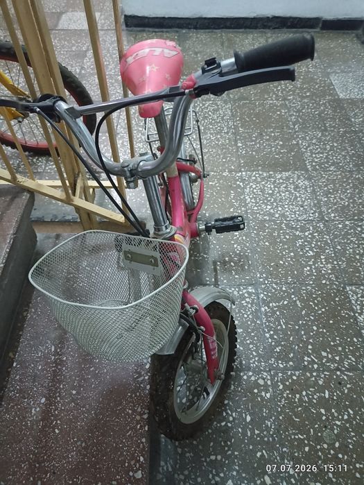 Vand 2 biciclete copii 3-6 ani cea mica si 6-10 ani cea mare.