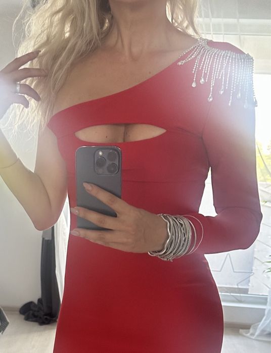 rochie rosie bandage pe un umar