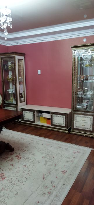 Продам стенку, стол для гостиной, сундук.