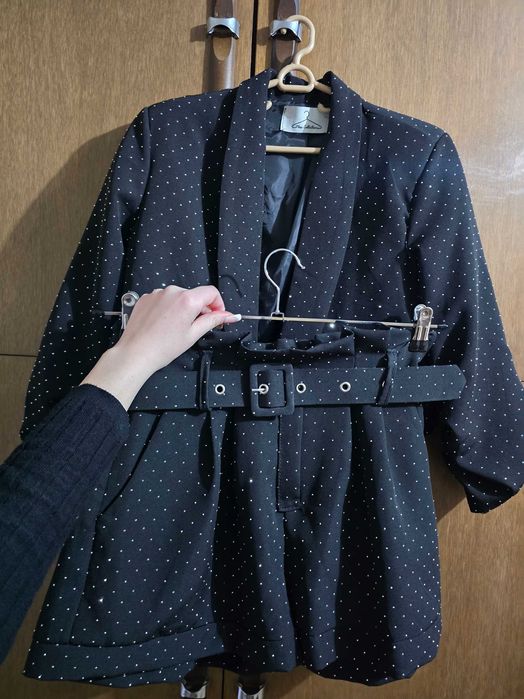 Комплект сако и пънталонки с камъни