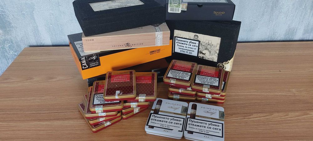 Различни дървени и метални кутии от пури