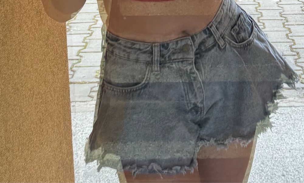 Къси дънки разкроени