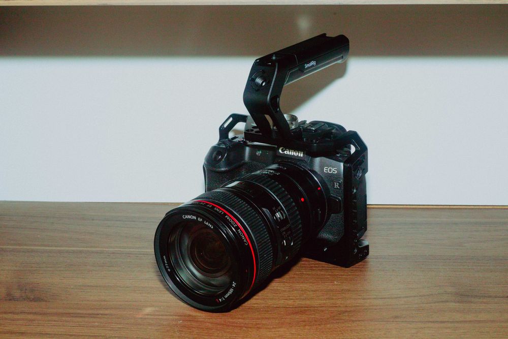 Canon EOS R + Обектив Canon EF 24-105mm + 2 батерии и Small Rig клетка