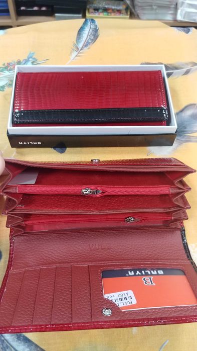 Дамски портмонета от естествена лакирана кожа.Разни модели и цветове.