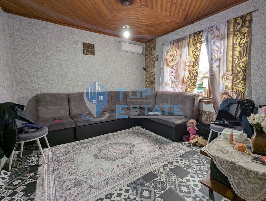 Тухлена къща с голям двор и кладенец в село Караисен, община Павликен