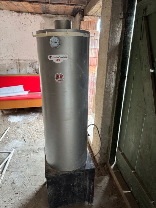 Cazan -capacitate 90 l, dotat cu arzator, flacara de veghe, manometru de presiune, supapa de soba , cu robineți de gaz. Cazan de baie