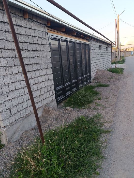 Урта чирчик тумани Авангардда.Куйликдан уйгача 9.5км. 1 соток 2хона.