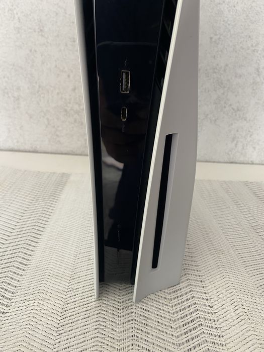 Конзола PlayStation 5 Disc Edition + FIFA 20