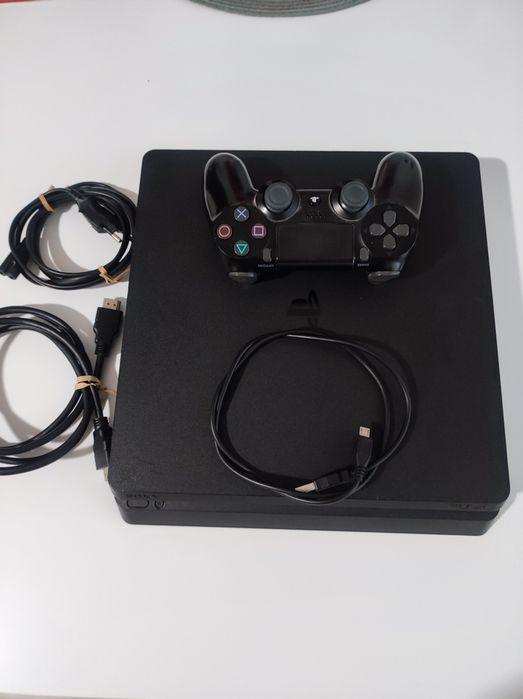 Vând PlayStation 4 slim