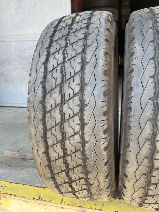 2 бр. гуми за бус 215/70/15C Brigdestone DOT 0718 9 mm