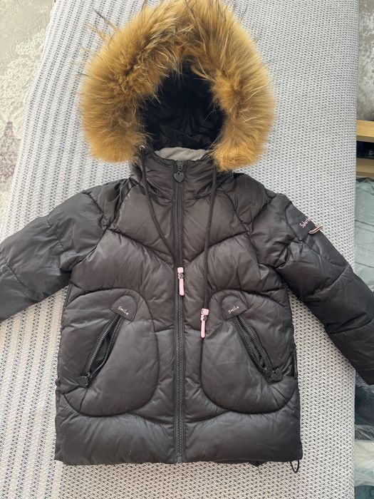 Продам куртку для девочки примерно на 4-5 леь в отличном состоянии