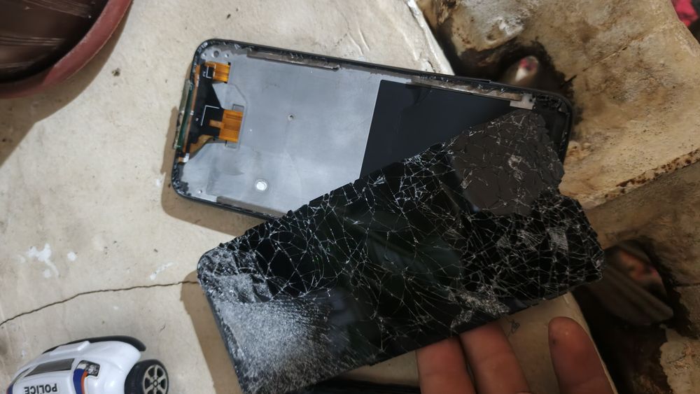 Infinix X689F ekran siniq ishlamaydi bashqa qisimlar ishlaydi