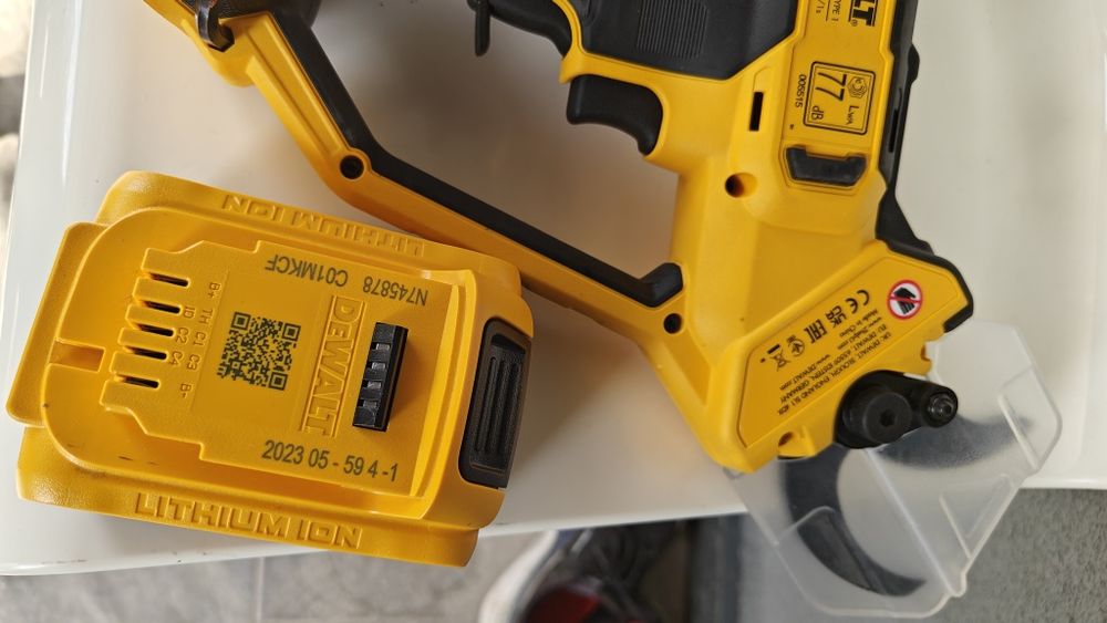 DeWalt DCMPP568N - Foarfeca de gradina pentru crengi cu acumulator si incarcatir
