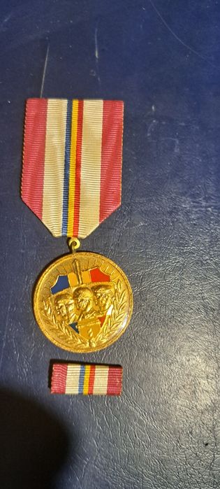 Lot medalii si decoratii.