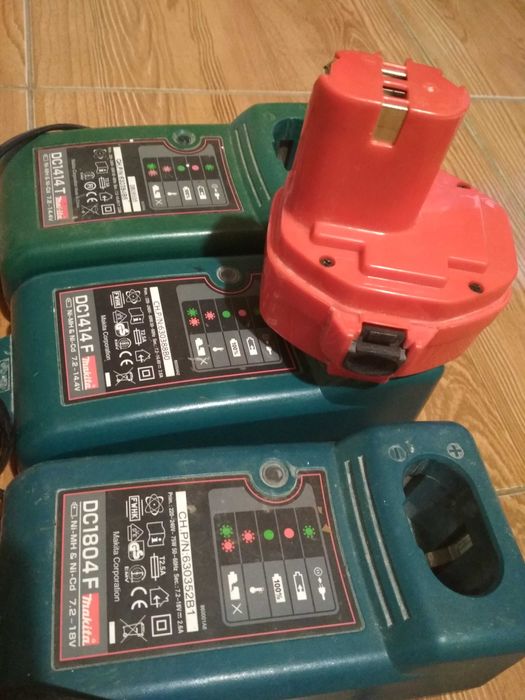 батерия1420/14.4v за makita и 3 броя зарядни-100лв