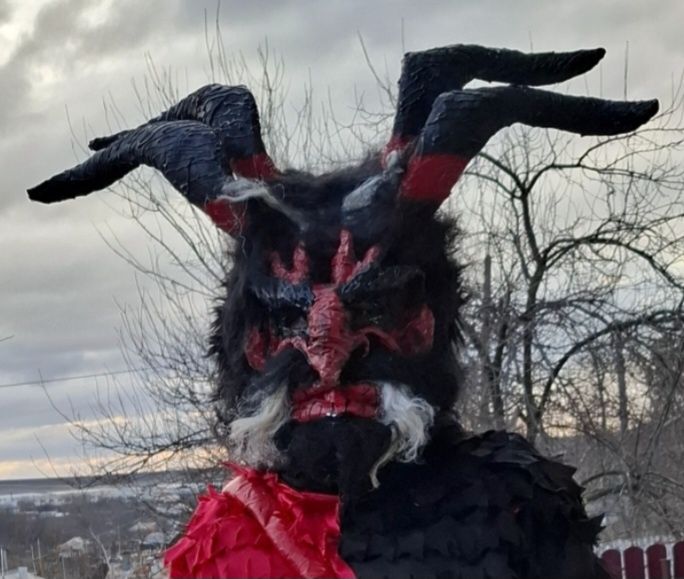 Vând costum și mască krampus