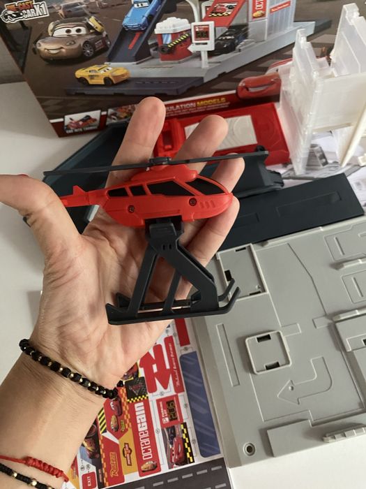 Паркинг с път, кола и хеликоптер Макуин, McQueen